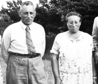 Emmy Noether mit ihrem Bruder Fritz im Sommer 1933